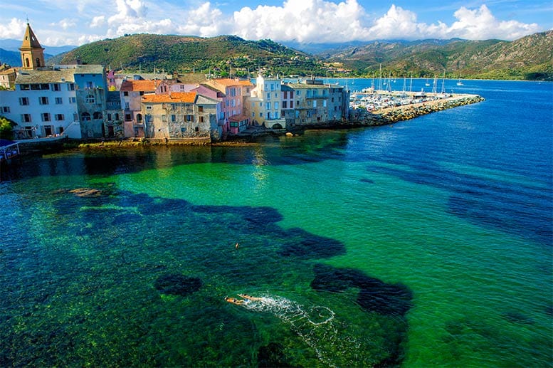 Sicht auf Saint-Florent im Nordwesten der Insel Korsikas. Zum Entdecken der vielen kleinen charmanten Orte eignet sich am besten ein Leihwagen oder Mietmotorrad.