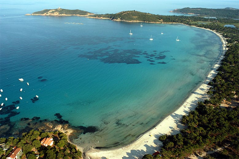 Tolle Sandbucht: Der Strand von Pinarellu auf Korsika.