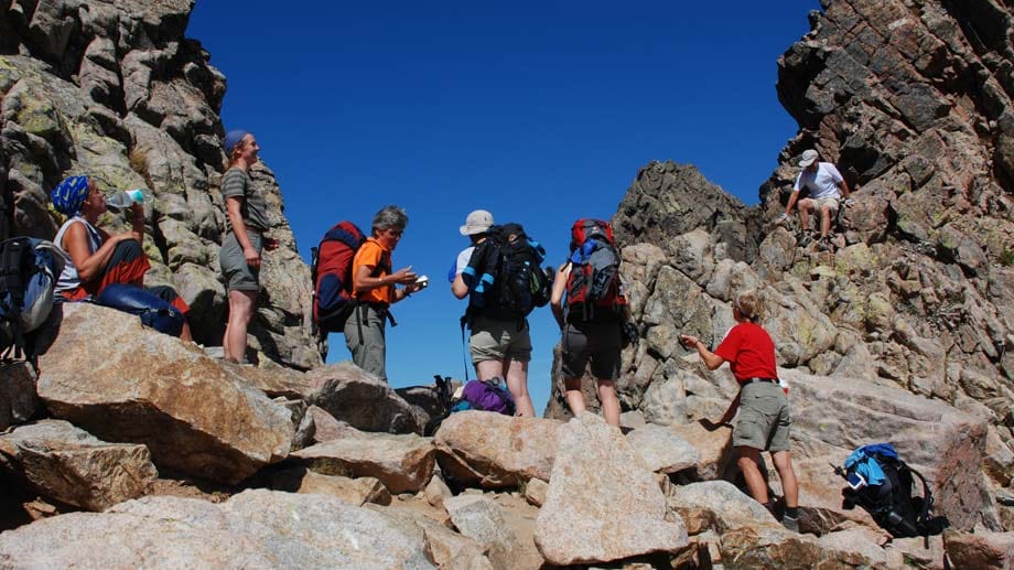 Viel Schweiß, viel Ehr': Eine Trekkinggruppe bei "Breche de Capitello", dem mit 2225 Metern höchsten Punkt des Fernwanderwegs "GR 20".