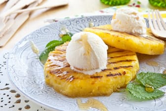 Auch gegrillte Ananasscheiben schmecken mit Vanilleeis und Honig sehr lecker.