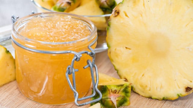 Die Ananas-Marmelade ist eine schöne Abwechslung für Ihren Frühstückstisch.