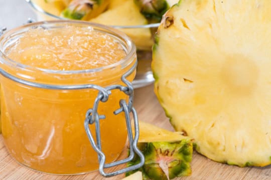 Die Ananas-Marmelade ist eine schöne Abwechslung für Ihren Frühstückstisch.