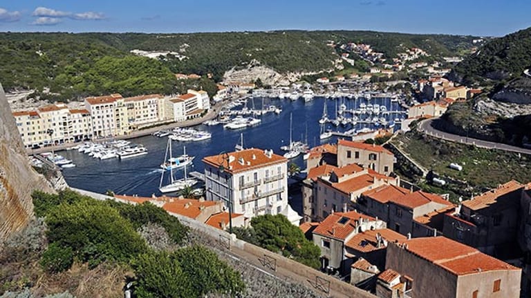 Der Hafen von Bonifacio auf der Insel Korsika.