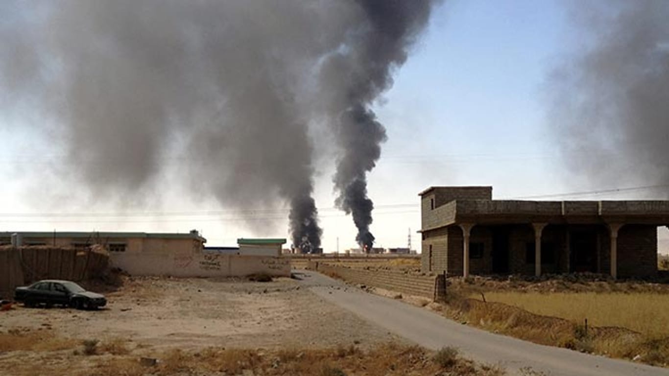 Brennende Raffinerie: In der Vergangenheit hat der IS viel Geld mit dem Verkauf von Öl verdient.