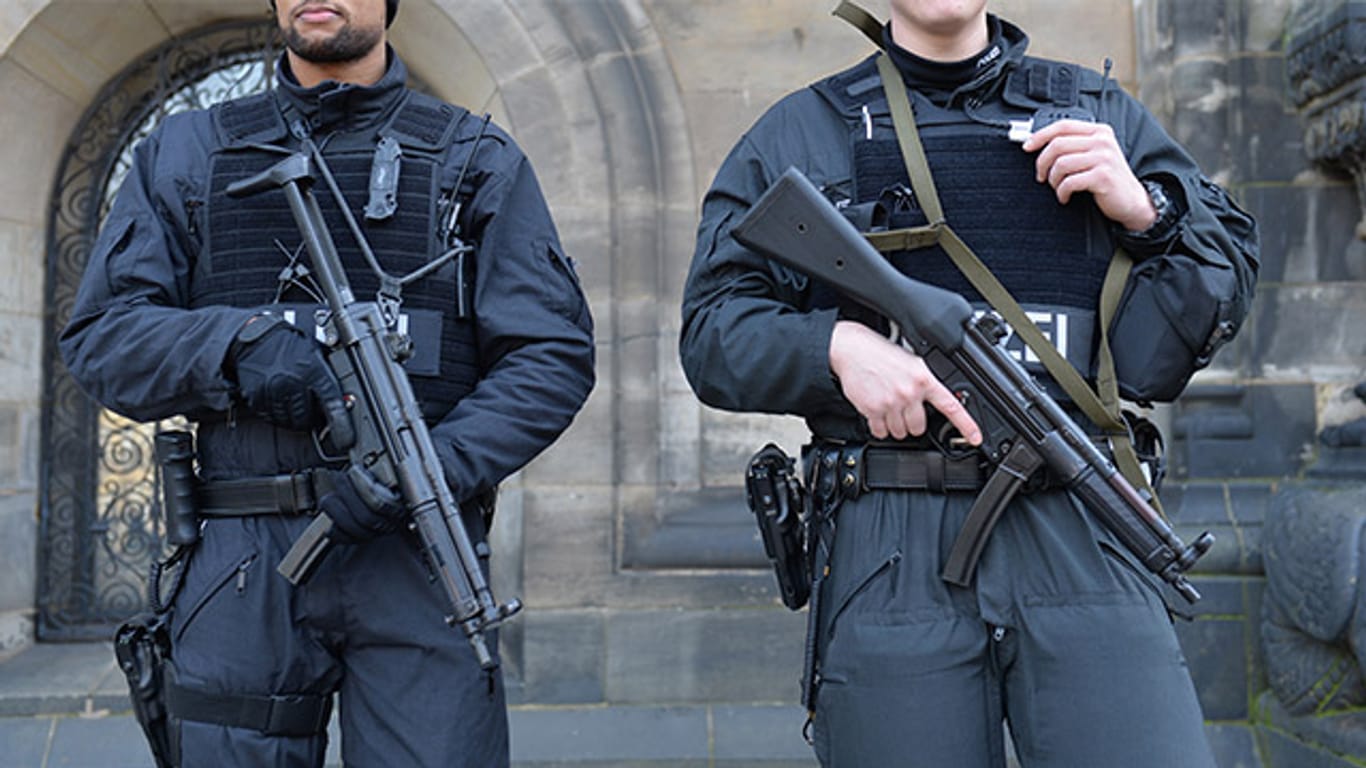 Terror-Alarm in Bremen: Polizisten mit Maschinengewehren sind vor dem Dom in Stellung gegangen