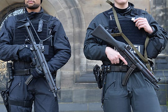 Terror-Alarm in Bremen: Polizisten mit Maschinengewehren sind vor dem Dom in Stellung gegangen