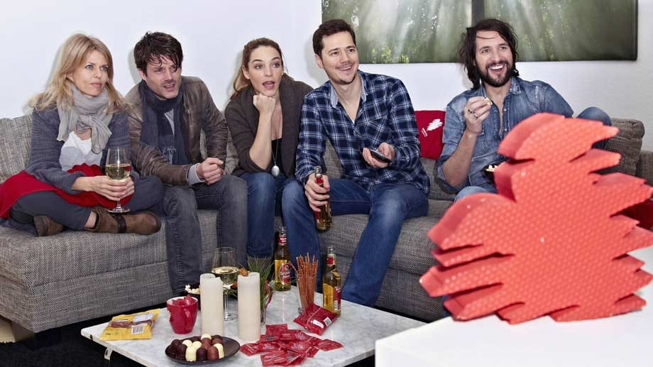 Die "Verbotene Liebe"-Darsteller Miriam Lahnstein, Sebastian Schlemmer, Verena Zimmermann, Claus Thull-Emden und Nick Karry (v. li.) schauten sich gemeinsam die Folge an.