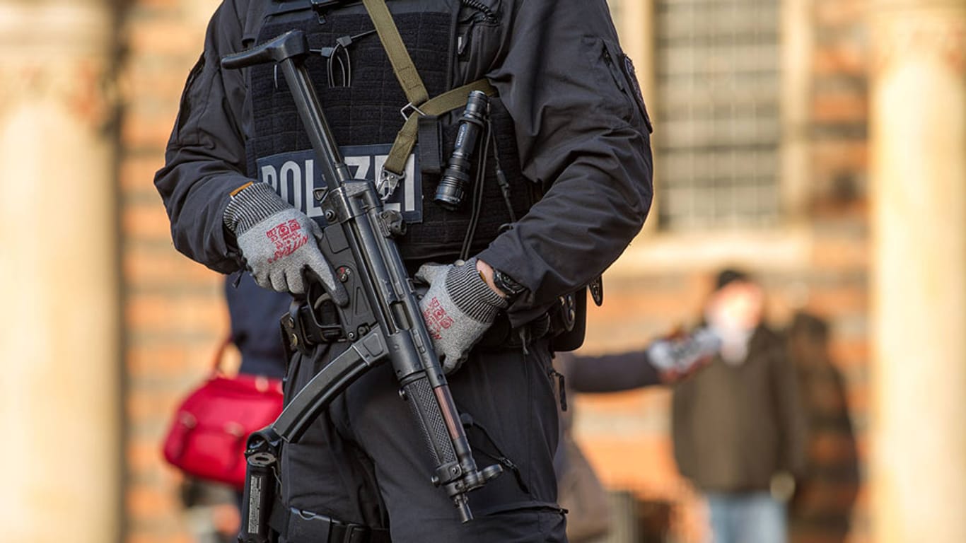 Zum Teil mit Maschinenpistolen bewaffnete Polizisten sichern herausgehobene Objekte in der Bremer Innenstadt.