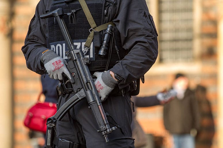 Zum Teil mit Maschinenpistolen bewaffnete Polizisten sichern herausgehobene Objekte in der Bremer Innenstadt.