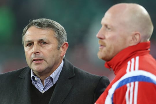 Die Bundesliga-Macher um VfL-Manager Klaus Allofs (li.) und FCB-Sportdirektor Matthias Sammer werden neue Geldquellen suchen müssen.