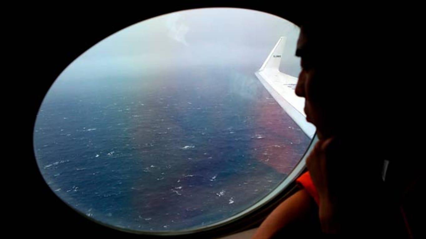 Ein Marinesoldat der japanischen Küstenwache scannt am 1.4.2014 das Suchgebiet im Indischen Ozean nach Wrackteilen der verschwundenen Malaysia-Airlines-Maschine.
