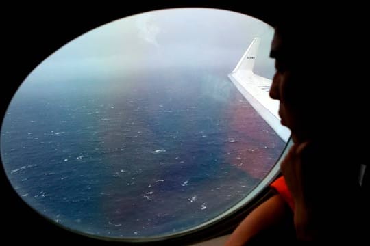 Ein Marinesoldat der japanischen Küstenwache scannt am 1.4.2014 das Suchgebiet im Indischen Ozean nach Wrackteilen der verschwundenen Malaysia-Airlines-Maschine.