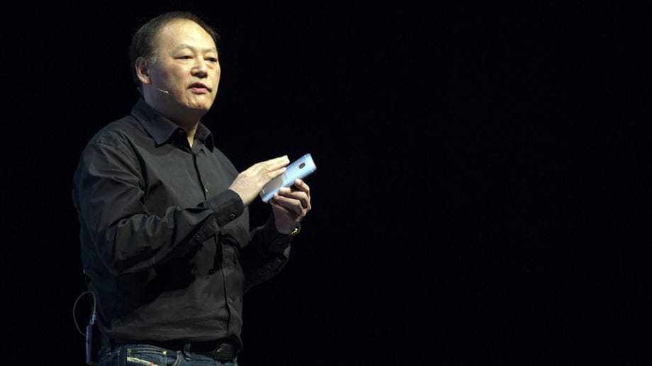 HTC-Chef Peter Chou präsentiert auf der Bühne das HTC One M9 in Silber. Beim Design gibt es keine Überraschungen.