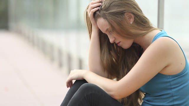 Depressionen: Wenn Jugendliche sich immer mehr abkapseln und ständig müde und traurig sind, sollten Eltern das ernst nehmen. Depressionen: Wenn Jugendliche sich immer mehr abkapseln und ständig müde und traurig sind, sollten Eltern das ernst nehmen.
