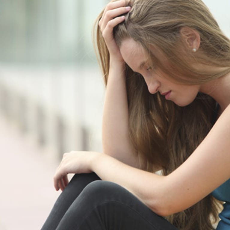 Depressionen: Wenn Jugendliche sich immer mehr abkapseln und ständig müde und traurig sind, sollten Eltern das ernst nehmen.