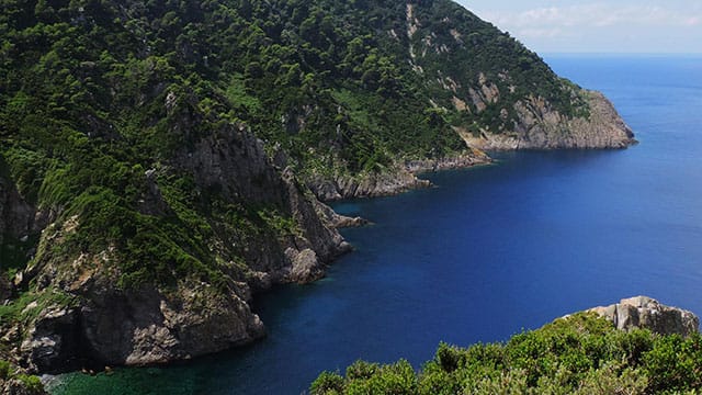 Die traumhafte Bucht Cala Maestra auf Gorgona, Europas letzter Gefängnisinsel.