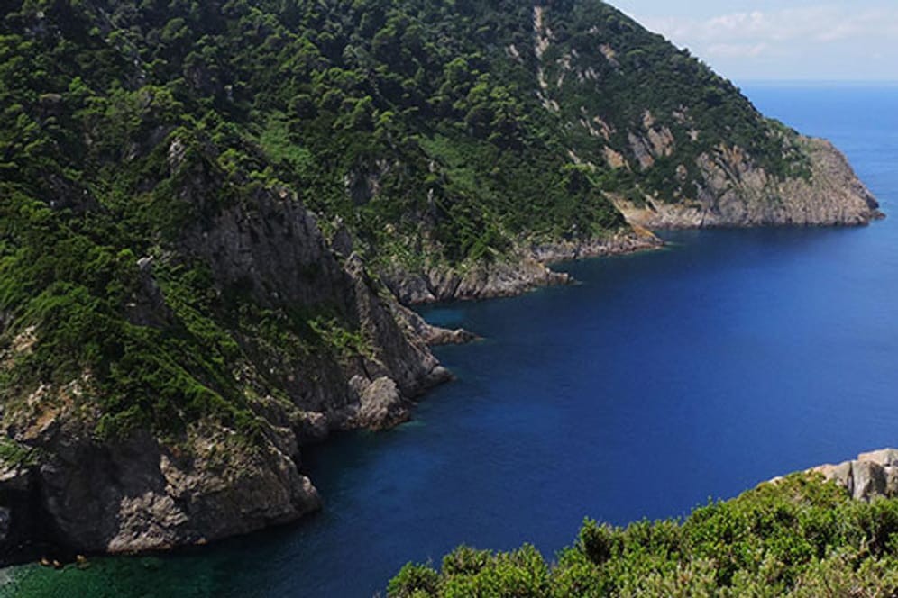 Die traumhafte Bucht Cala Maestra auf Gorgona, Europas letzter Gefängnisinsel.