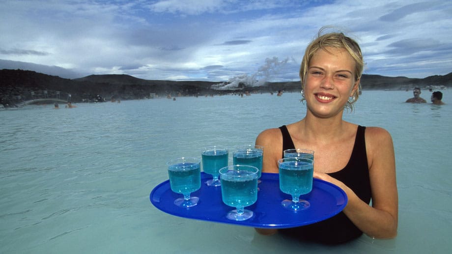 Ein Bad im heißen Wasser der "Blauen Lagune" ist sehr wohltuend.