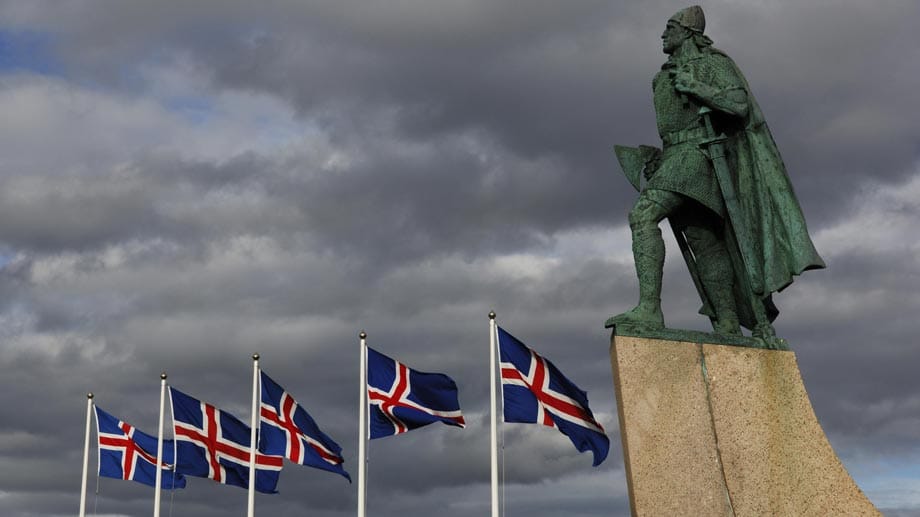Dies ist eine Statue von Leif Eriksson - einem isländischen Entdecker. Sie steht in Reykjavik.