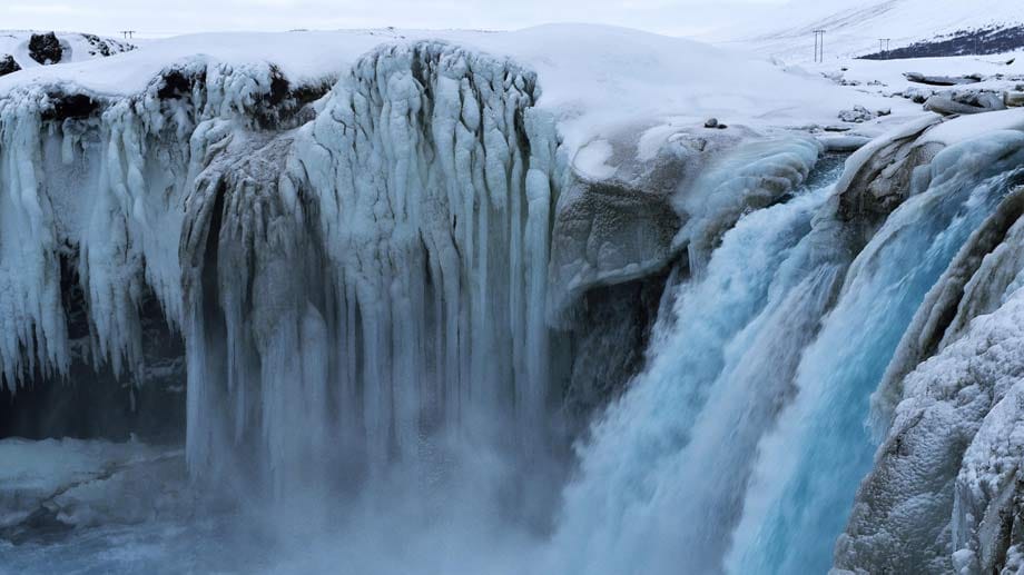 Island ist besonders bekannt für seine Wasserfälle. Dies ist der Goðafoss.