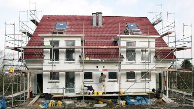 Der Hausbau mit eigenem Architekten kann Bauherren vor manch unangenehmer Überraschung schützen.