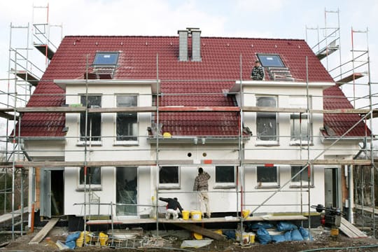 Der Hausbau mit eigenem Architekten kann Bauherren vor manch unangenehmer Überraschung schützen.