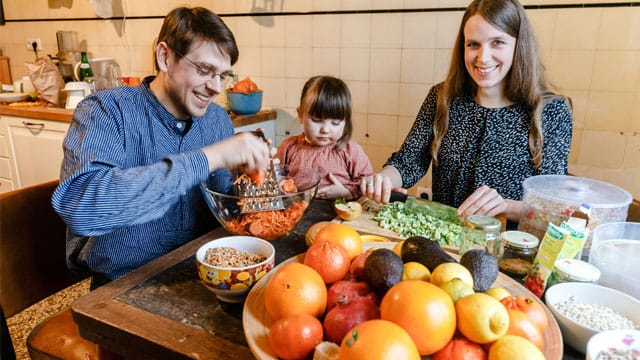 Rohkost: Das Gefühl, dass ihnen durch ihre Ernährungsweise irgendwas fehlt, hat Familie Ludwig nicht.