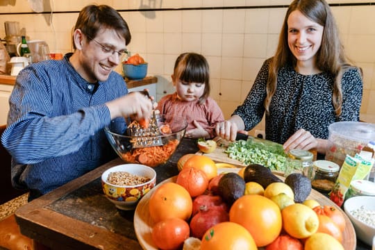 Rohkost: Das Gefühl, dass ihnen durch ihre Ernährungsweise irgendwas fehlt, hat Familie Ludwig nicht.