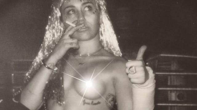 Daumen hoch: Miley Cyrus scheinen ihre Fotos zu gefallen.