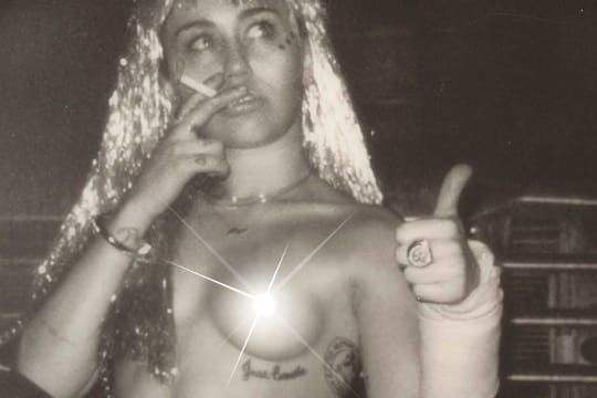 Daumen hoch: Miley Cyrus scheinen ihre Fotos zu gefallen.