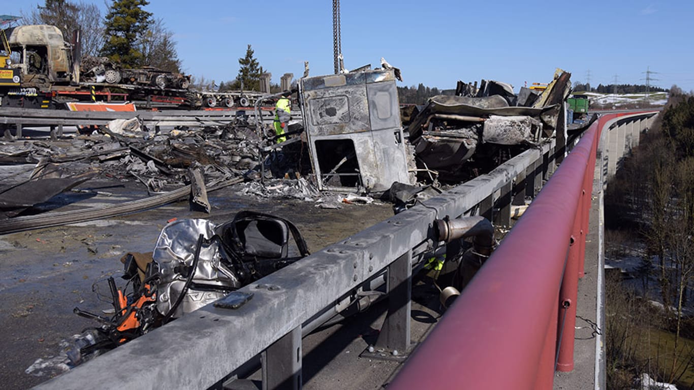 Von zwei Lastwagen blieb nach dem Unfall auf der A 96 nur noch ein Haufen Schrott.