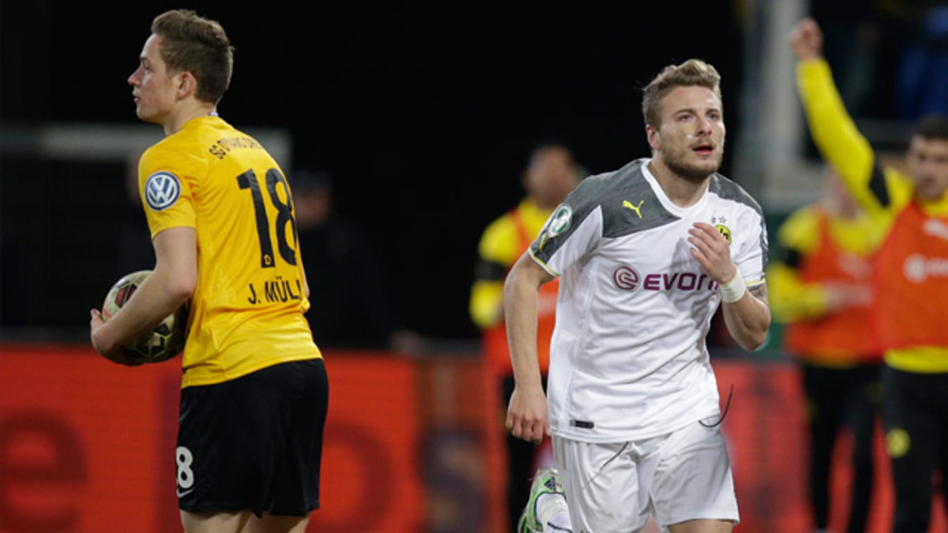 Dortmunds Ciro Immobile (re.) nutzt einen schweren Abwehrfehler der Dresdner zum Führungstreffer.