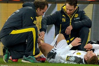 Schrecksekunde: Marco Reus wird nach dem Foul von Dennis Erdmann behandelt.