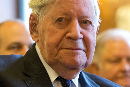 Altkanzler Helmut Schmidt macht in seiner neuen Autobiographie ein erstaunliches Geständnis.