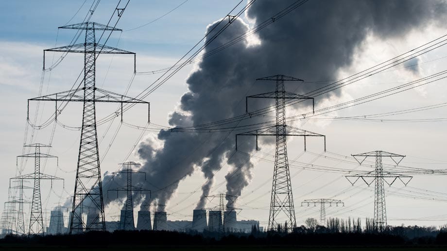 Kraftwerk Jänschwalde in Brandenburg: Vor allem die Netzgebühren machen den Strom in Ostdeutschland teurer.