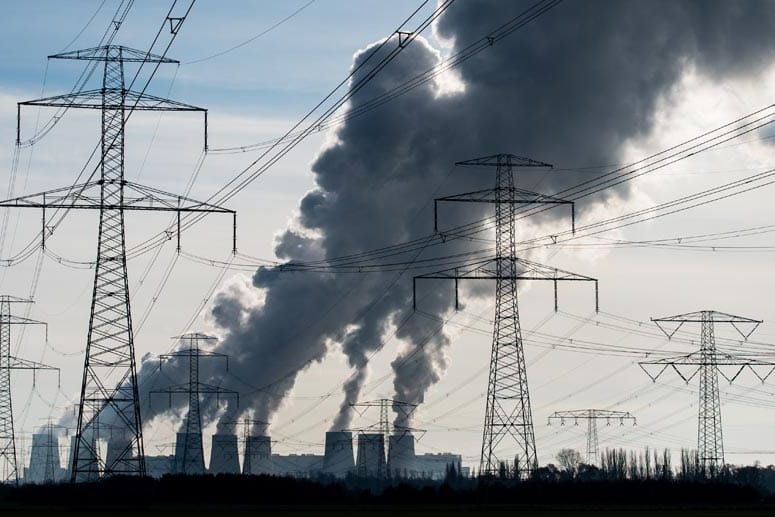 Kraftwerk Jänschwalde in Brandenburg: Vor allem die Netzgebühren machen den Strom in Ostdeutschland teurer.