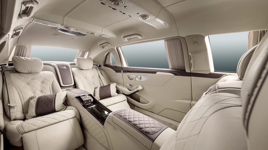 Serienmäßig verfügt der Mercedes-Maybach Pullman über einen vollständig mit Leder verkleideten Innenraum.