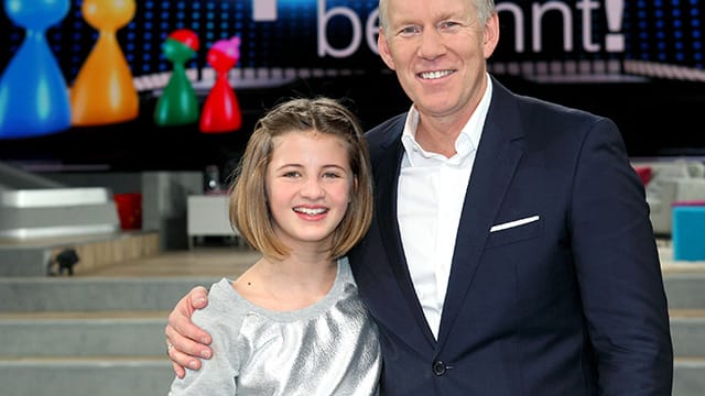 Emma Schweiger und Johannes B. Kerner im TV-Studio vor einer "Mensch ärgere dich nicht"-Kulisse.