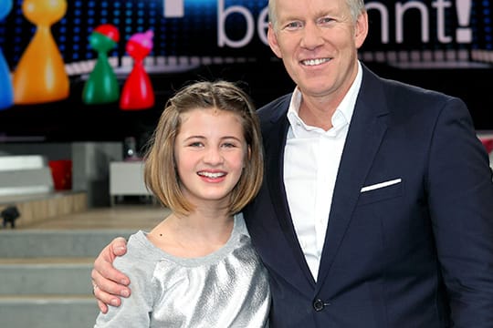 Emma Schweiger und Johannes B. Kerner im TV-Studio vor einer "Mensch ärgere dich nicht"-Kulisse.