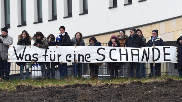 Schalke-Fans machen ihrem Unmut beim Training der Knappen Luft.