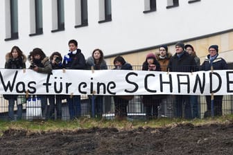 Schalke-Fans machen ihrem Unmut beim Training der Knappen Luft.