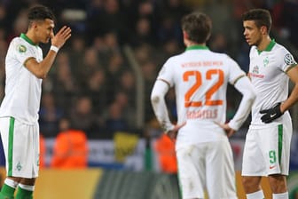 Bremens Davie Selke, Fin Bartels und Franco di Santo (v.li.n.re.) stehen enttäuscht am Mittelpunkt.
