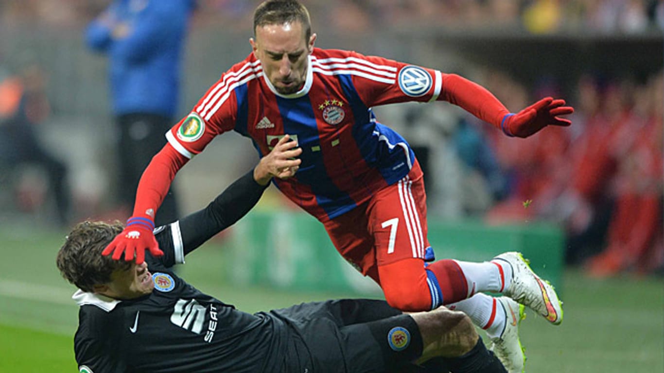 Benjamin Kessel (liegend) und Franck Ribéry rasselten im DFB-Pokal-Achtelfinale einige Male aneinander.