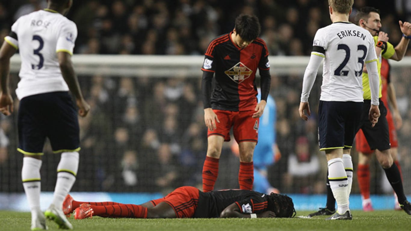 Bafetimbi Gomis sorgt im Spiel gegen die Tottenham Hotspur für eine Schrecksekunde.