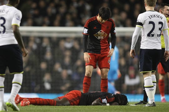 Bafetimbi Gomis sorgt im Spiel gegen die Tottenham Hotspur für eine Schrecksekunde.