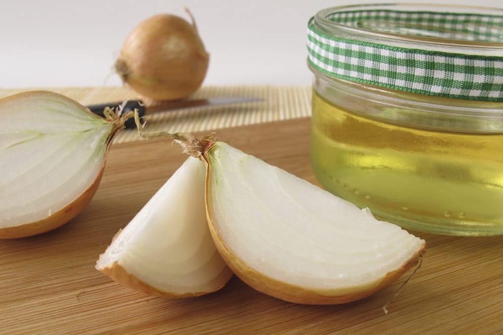 Die Zwiebel ist ein wahres Allroundtalent: Nicht nur kulinarisch, sondern auch im Einsatz gegen Erkältungen hat sie sich bewährt.