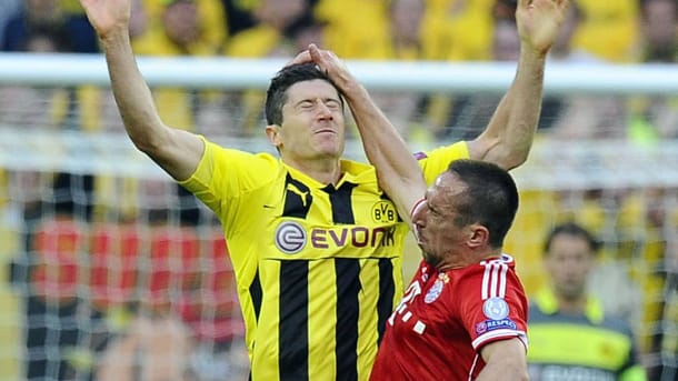 Franck Ribéry teilt im Finale der Champions League gegen den damaligen Dortmunder Robert Lewandowski mit dem Ellbogen aus. Franck Ribéry teilt im Finale der Champions League gegen den damaligen Dortmunder Robert Lewandowski mit dem Ellbogen aus.