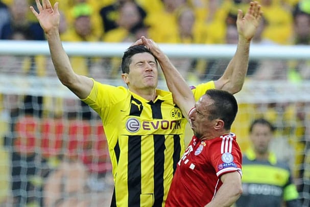 Franck Ribéry teilt im Finale der Champions League gegen den damaligen Dortmunder Robert Lewandowski mit dem Ellbogen aus.