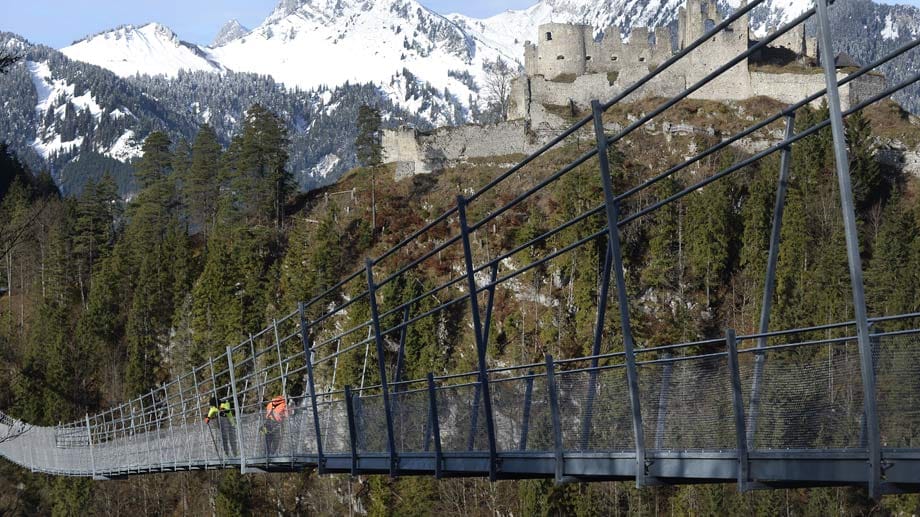 Mit einer Gesamtlänge von über 406 Metern und einer Maximalhöhe von 114 Metern ist sie offiziell die "weltweit längste Fußgängerhängebrücke im Tibet-Style", wofür es einen Eintrag ins "Guinness-Buch der Rekorde" gab.
