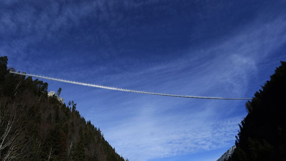 Das kleine, idyllisch eingebettete Reutte in Tirol, darf sich neuerdings mit einem neuen Superlativ schmücken - der Brücke "highline179".